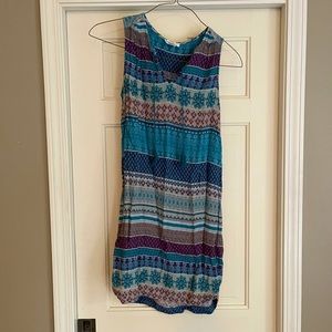 beachlunglounge dress. Knee length, V-neck, flowy dress with teal tassels.